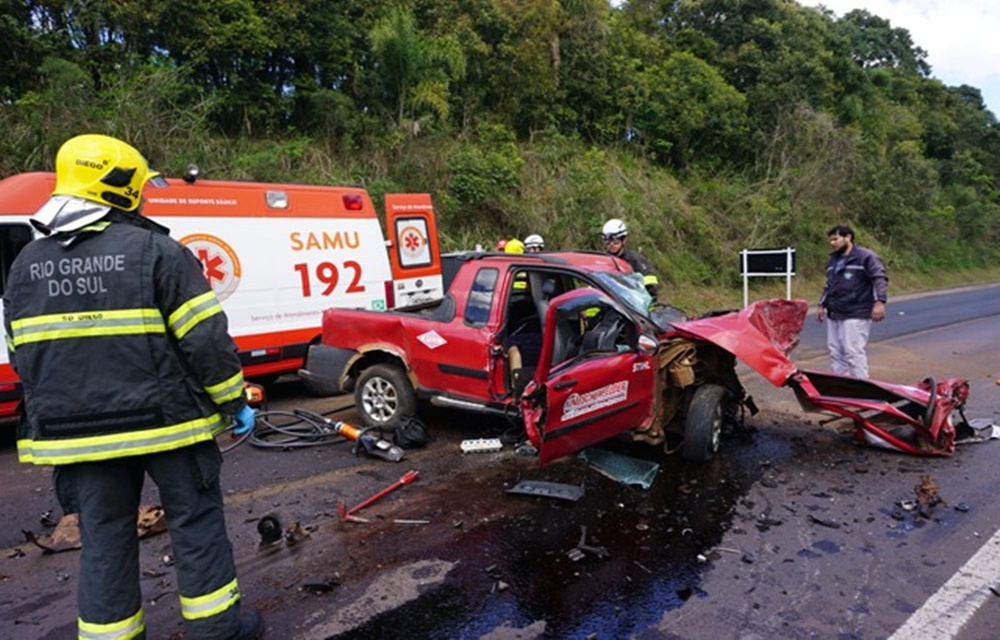Ir para  <p>Um homem morreu em um acidente de tr&acirc;nsito na RS 135, em Erechim, no in&iacute;cio da tarde desta ter&ccedil;a-feira(4). Uma utilit&aacute;rio de uma empresa de Erechim bateu de frente com um caminh&atilde;o que...